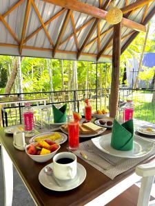 un tavolo con piatti di cibo e bevande sopra di Rustic Cottages Udawalawe a Udawalawe