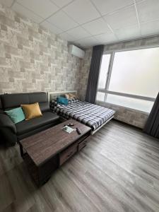 Postel nebo postele na pokoji v ubytování 淡水遇見民宿Meet Homestay