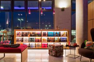 Ein Sitzbereich in der Unterkunft MOXY Vienna Airport