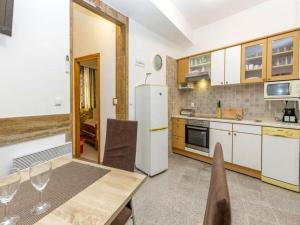 Køkken eller tekøkken på Apartment Senj - Two Bedroom Apartment + 17 billeder