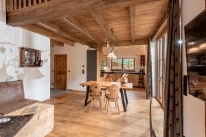 Η κουζίνα ή μικρή κουζίνα στο Almchalet Weberhof