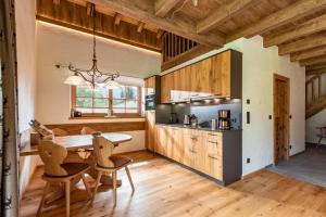 Η κουζίνα ή μικρή κουζίνα στο Almchalet Weberhof