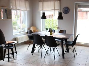 O zonă de relaxare la Dream on the dike 2 Comfortable Vacation Home