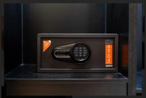 eine Mikrowelle mit Fernbedienung in der Unterkunft Studio Apartment in Bangla Rd in Patong Beach