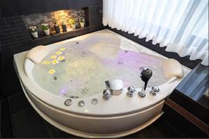 eine Badewanne in einem Zimmer mit in der Unterkunft Studio Apartment in Bangla Rd in Patong Beach + 9 Fotos