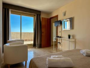 TV a/nebo společenská místnost v ubytování Hotel Alguer
