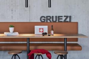 Majutusasutuses Moxy Rapperswil olev sertifikaat, autasu, silt või muu dokument