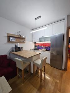 Kuchyňa alebo kuchynka v ubytovaní ABA1 apartman + 14 fotografií