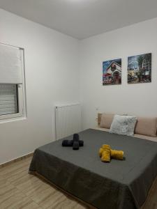 Ένα ή περισσότερα κρεβάτια σε δωμάτιο στο Bakopoulos resort Ένα όμορφο διαμέρισμα με βεράντα