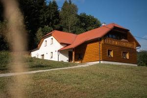 普罗斯特迪尼贝克瓦Ta Chalupa的一座红色屋顶的大木屋