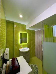 Ένα μπάνιο στο Bakopoulos resort Ένα όμορφο διαμέρισμα με βεράντα