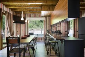 A kitchen or kitchenette at Casa Forelsa LUJO EN LA MONTAÑA