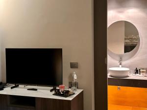 TV a/nebo společenská místnost v ubytování Palazzo Liberty Unique Hotel by Geocharme + 37 fotografií