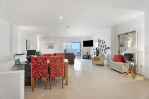 un salon avec une table et des chaises rouges dans l'établissement Casa Puesta del sol, à Acantilado de los Gigantes
