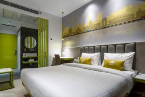Postel nebo postele na pokoji v ubytování Hotel Le Roi Express Karol Bagh + 37 fotografií