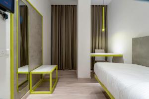 Postel nebo postele na pokoji v ubytování Hotel Le Roi Express Karol Bagh
