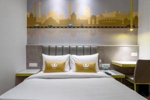 Postel nebo postele na pokoji v ubytování Hotel Le Roi Express Karol Bagh