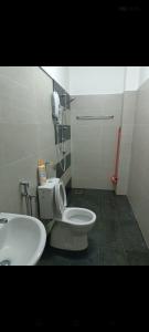 Bilik mandi di Yeeza Homestay +4 gambar