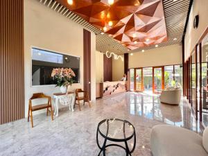 a lobby of a hotel with a table and chairs at D'Avera Villa Canggu in Canggu