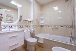 Ένα μπάνιο στο Sunstay Center Flat I Arroyo De La Miel +9 φωτογραφίες