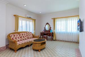 a living room with a couch and a table at Lisha Roungnakhone Hotel in Vang Vieng