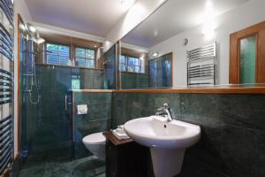 une salle de bains avec lavabo, douche et toilettes dans l'établissement Abel Abode -Te Whare Rangi, à Nelson 28 autres photos