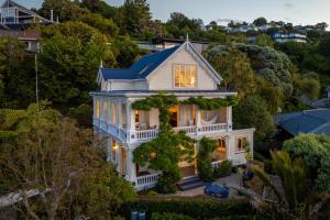 une vue aérienne d'une maison blanche au toit bleu dans l'établissement Abel Abode -Te Whare Rangi, à Nelson