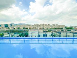 Hotel Skypark Central Seoul Pangyo游泳池或附近泳池
