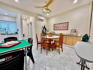 Φωτογραφία από το άλμπουμ του Kota10pax PoolTable Karaoke σε Tranquerah +32 φωτογραφίες