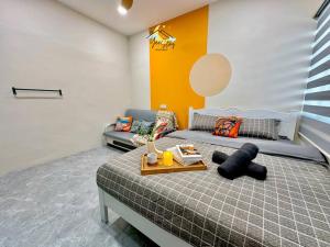 Ένα ή περισσότερα κρεβάτια σε δωμάτιο στο Kota10pax PoolTable Karaoke