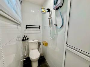 Ένα μπάνιο στο Kota10pax PoolTable Karaoke