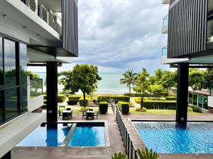 Bazén v ubytování Escape Condominiums Beachfront Suites - Mae Phim nebo v jeho okolí