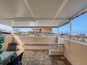 Un balcón con una mesa y vista a la ciudad. en Lightbooking El Remo La Palma, en El Remo