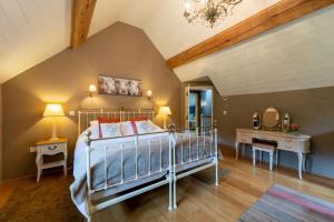 Butterfly Cottage في Wheddon Cross: غرفة نوم مع سرير ومكتب