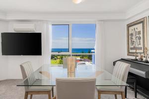 TV a/nebo společenská místnost v ubytování Oceanview Apartment In Resort Complex