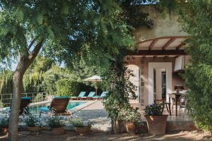 a house with a pool and a table and chairs at Ca Na Mar in Deia