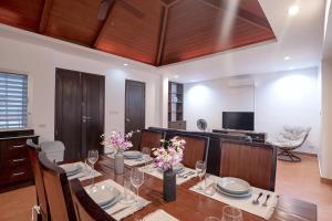 Μια τηλεόραση ή/και κέντρο ψυχαγωγίας στο Balinese 3BR Pool Villa Freya, Spacious Courtyard, 70 m from Stay Wellbeing & Lifestyle