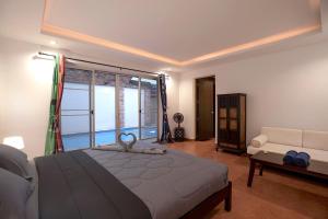 Ένα ή περισσότερα κρεβάτια σε δωμάτιο στο Balinese 3BR Pool Villa Freya, Spacious Courtyard, 70 m from Stay Wellbeing & Lifestyle +21 φωτογραφίες