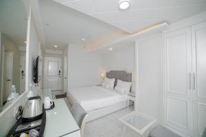 1 dormitorio blanco con 1 cama en una habitación en Pearl Courtyard, en Varanasi 71 fotos más