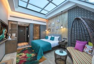 Ένα ή περισσότερα κρεβάτια σε δωμάτιο στο Meihao Hotel Horses Huaqing Palace