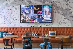 TV a/nebo společenská místnost v ubytování Moxy Darmstadt