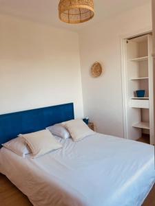 Postel nebo postele na pokoji v ubytování Appartement dans haut de villa + 15 fotografií