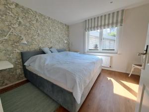 ein Schlafzimmer mit einem Bett und einem Fenster in der Unterkunft Die Muschel in Kobbellück