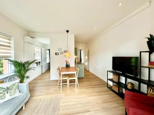 Μια τηλεόραση ή/και κέντρο ψυχαγωγίας στο Modern Appartment Free Parking