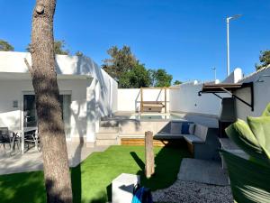un patio con un árbol en Minichalet El Molino 1, en Chiclana de la Frontera