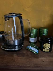 a blender sitting on top of a wooden counter at Chambre style balinais in Aix-en-Provence