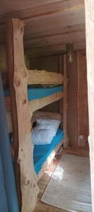 Poschodová posteľ alebo postele v izbe v ubytovaní Cabane aux papillons
