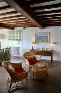 sala de estar con sillas y piano en Villa facing sea and beach 7 pers 1 baby, en Barneville-Carteret