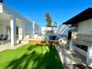 Casa moderna con césped en el patio trasero en Minichalet El Molino 1, en Chiclana de la Frontera