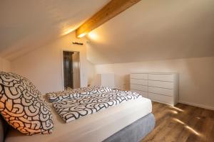 Giường trong phòng chung tại Ferienhaus Nigra Marbach